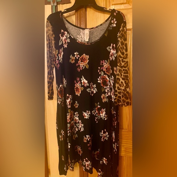 Now N Forever Dresses & Skirts - Women’s Scoop Neck Floral Body Dress w/Sheer Animal Print Sleeves Size 1XL